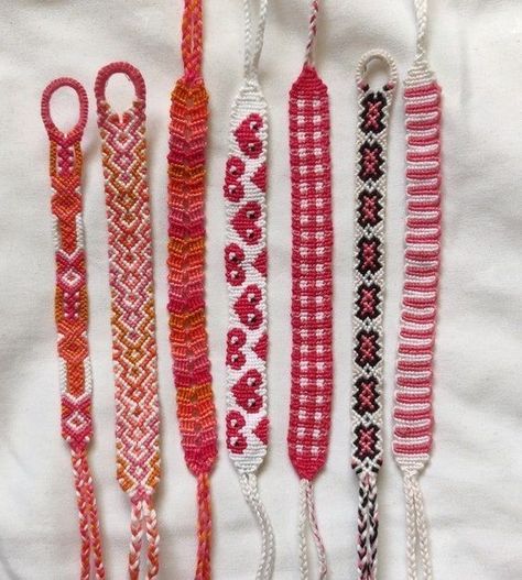 Christmas Embroidery Bracelets, Knot Bracelets Patterns, Red Yarn Bracelet, Pink String Bracelet, Aesthetic Thread Bracelets, How To Make A Cute Bracelet, Embroidery Bracelet Patterns, Knot Bracelet Patterns, Cute Bracelets To Make