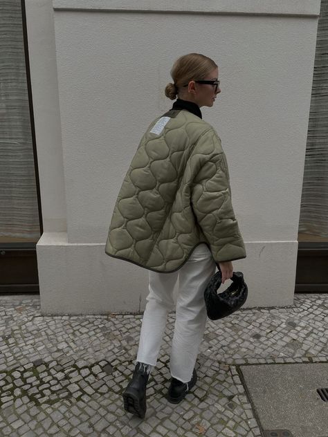 5 Easy Outfits To Wear With Your Green Quilted Jacket - Wears My Money Quilted Coat Outfit, Sage Quilt, Quilted Jacket Street Style, Quilted Jacket Outfit, Green Jacket Outfit, Liner Jacket, Green Quilt, Jacket Outfit, Outfit Trends