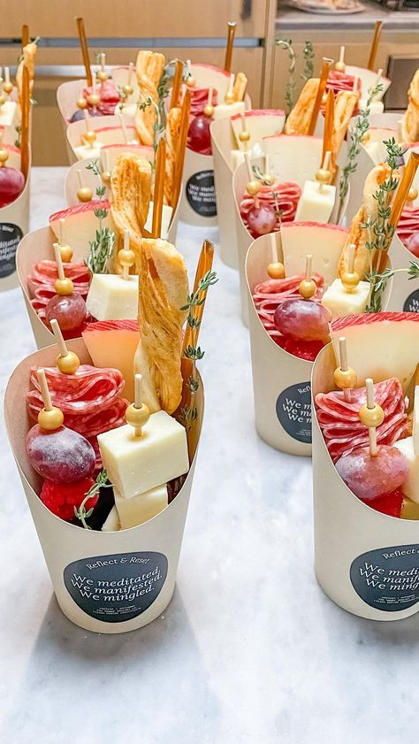 Carissa | Charcuterie Experiences | 5️⃣ must haves to make charcuterie cups at home #charcuterie #charcuteriecups #charcuterieboards #charcuterietogo #charcuteriegoals… | Instagram Snack Box For Wedding, Wedding Starters Food Appetizers, Charcuterie Cups With Honey Sticks, Snack Board For Party, Pate Charcuterie Board, Birthday Charcuterie Cups, Flatbread Charcuterie Board, Carchuteria Cups, Chips Serving Ideas