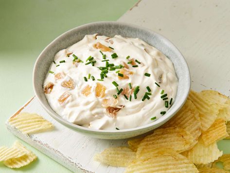 Onion Dip Recipe Easy, 1950s Recipes, French Onion Dip Recipe, Homemade French Onion Dip, Onion Dip Recipe, Food Savory, Sixtieth Birthday, French Onion Dip, Dip Recipes Easy