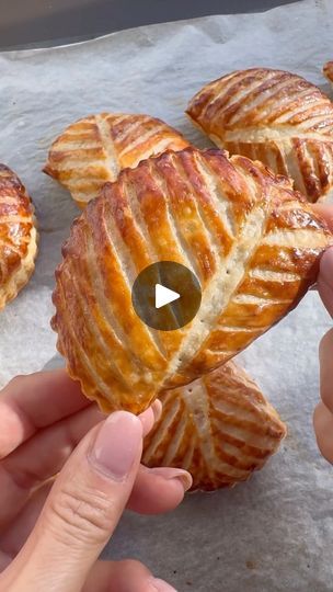 Puff Pastry Designs, Apple Pastries, Crescent Roll Recipes Dinner, Phyllo Recipes, Dessert Taco, Pastries Recipes Dessert, Apple Pastry, Cookie Deserts, Fruit Pastries