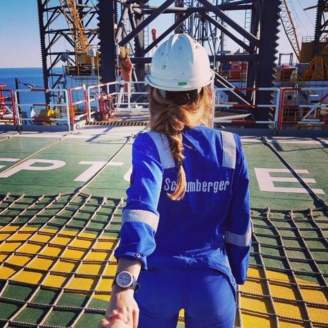 Petroleum Engineering Women, Schlumberger Oilfield, Women Engineer, Welding Helmet Designs, Engineer Girl, Oil Rig Jobs, Oilfield Life, Chemical Engineer, Girl Mechanics