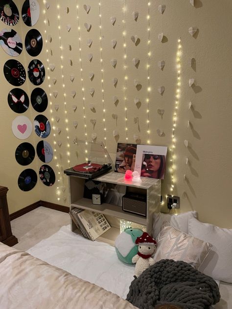 Vinyl Aesthetic Setup, Cute Record Player Setup, Record Player Setup Aesthetic, Taylor Swift Record, Record Player Setup, Record Player Aesthetic, Vinyl Room, Dream Collage, Apartment Vibes