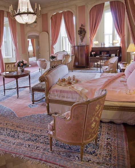 1950s Hotel Room, Old Money Bed, Fancy Penthouse, Baroque Bedroom, Aesthetic Rooms, Luxury Rooms, Room Makeover Bedroom, Dream House Interior, House Room