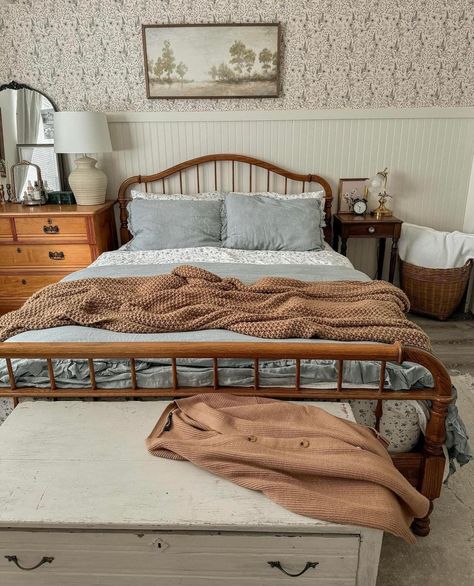 Vintage Bed Frame Ideas, Master Bedrooms Decor Vintage, Cottage Core Bed Frame, Wooden Bed Frame Bedroom Ideas, Wood Bed Frame Aesthetic, Honey Apartment, Bedroom Set Up Ideas, Vintage Rustic Bedroom, Blue Cottage Bedroom