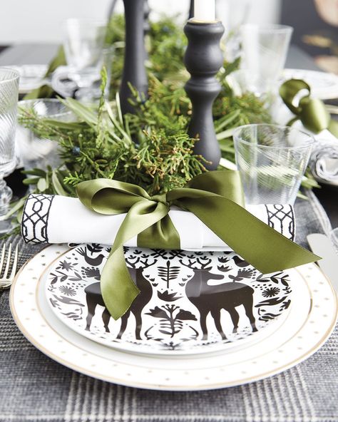 3 Chic Table Settings for Your Holiday Dinner Christmas Dinner Party Table Decor, Diy Ideas For Christmas, Christmas Decor Ideas 2022, Chic Table Settings, Dinner Party Table Decor, Red Christmas Table, Christmas Table Setting Ideas, Green Table Settings, Burlap Placemats