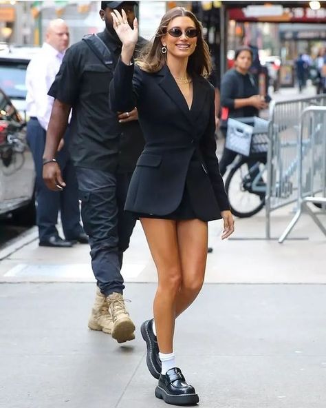 Hailey Bieber Capsule Wardrobe, Platform Loafers Outfit Street Styles, Penny Loafer Outfits Women, Prada Loafers Women Outfit, Penny Loafers For Women Outfits, Hailey Outfits, Platform Loafers Outfit, Loafer Outfits Women, Hayley Baldwin