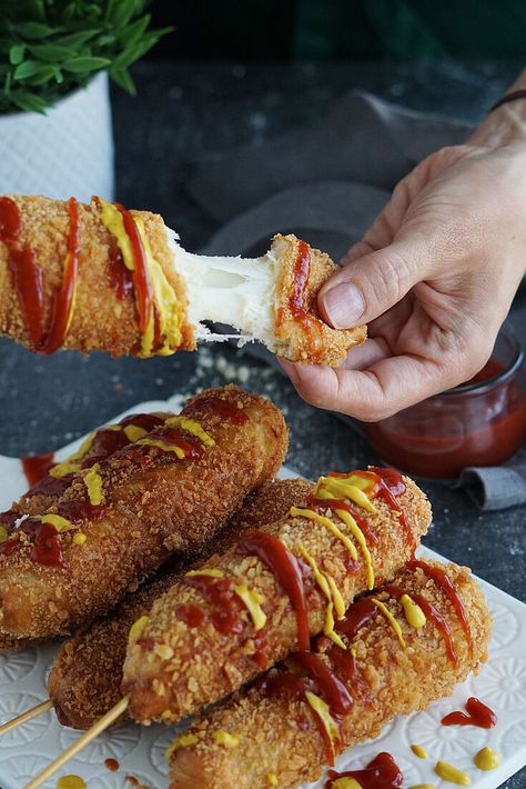 Koreanische Corn Dogs: Ein unwiderstehlicher Streetfood-Traum mit knuspriger Panko-Hülle, saftigen Hot Dogs und cremigem Fol Epi-Käse. Einfach köstlich! Korean Corn Dog, Corn Dogs, Finger Foods, Hot Dogs, Street Food, Corn, Mozzarella, Snack Recipes, Snacks