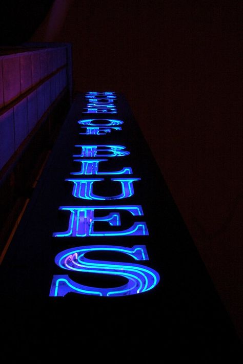 House of Blues Chicago Sign | 6257 | Vicr Flickr | Flickr Blues Aesthetics Music, Chicago Blues Clubs, Blue Nightclub Aesthetic, House Of Blues Chicago, Blues Highway 61, Chicago Signs, 12 Bar Blues Guitar, Chicago, Signs