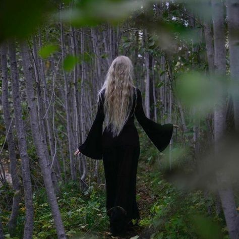 Morticia Addams, Southern Gothic, Season Of The Witch, Witch Aesthetic, Witchy Woman, Witchy Vibes, Samhain, Coven, Mother Nature