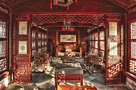 A Living Room in Yu Garden, Shanghai, China 豫园亦舫 Chinese Interior Design Traditional, Chinese Homes, Traditional Chinese House, Chinese Interior Design, Chinese Style Interior, Chinese Room, Ancient Chinese Architecture, China Architecture, Old Shanghai