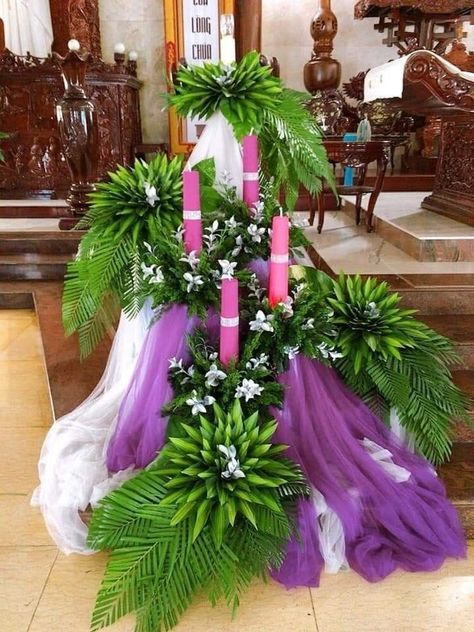 Ikebana fresh flowers Easter Altar Decorations, Advent Church Decorations, Lent Decorations For Church, Flowers Arrangements Ideas, Lent Season, Glass Decor Ideas, Palm Sunday Decorations, Advent Decorations, Christmas Flower Decorations