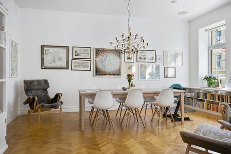 The-Charming-Scandinavian-Apartment-Design-in-Stockholm-02 Dnevni Boravak Ideje, Dnevni Boravak, Dark Interior Design, Modern Scandinavian Interior, Scandinavian Apartment, Cosy House, Dining Room Style, Living Room Scandinavian, Scandinavian Interior Design