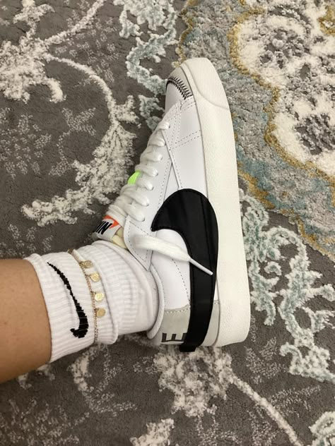 Blazer Jumbo, Nike Kicks, Trendy Shoes Sneakers, Nike Shoes Girls, Blazer Low, Funky Shoes, Fashion Shoes Sneakers, Fancy Shoes, Baymax