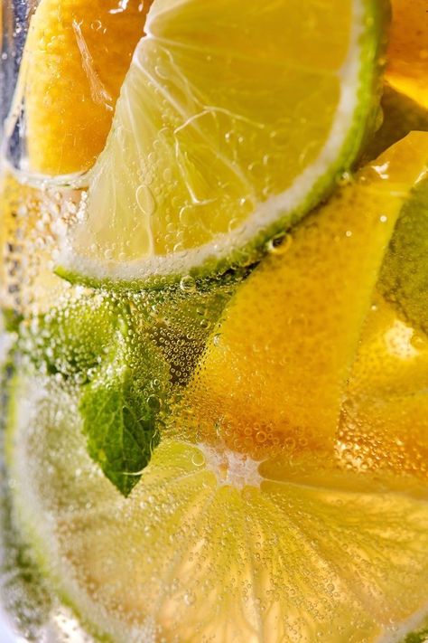 Lemon Fruit Photography, Citrus Aesthetic, Citrus Background, Food Photography Fruit, Lemon Photography, Lime And Lemon, Citrus Drinks, Citrus Slices, Lemons And Limes