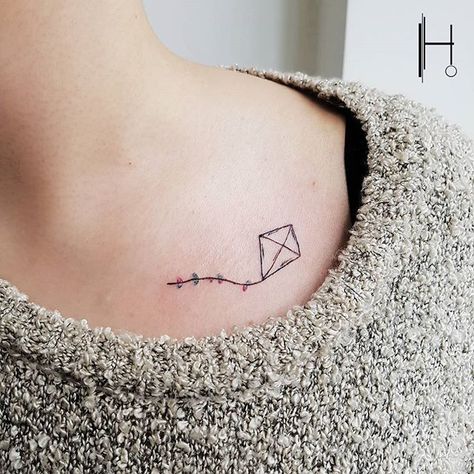 Childhood dream  #kitetattoo #littletattoo #minimal #tattoo #art #color #tattoo #kite #little #woman Conquer Tattoo, Kite Tattoo, Scene Tattoo, Tatuagem Masculina Pequena, Small Shoulder Tattoos, Small Finger Tattoos, Chic Tattoo, Childhood Dream, Tattoos Geometric