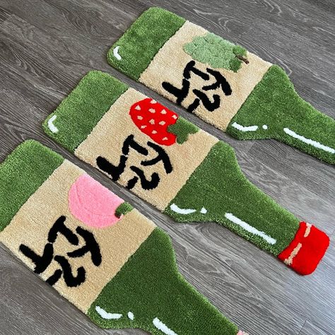 Soju tufted rugs, tufting, tuft, yarn, carpet, DIY, korean, crafts, cute, kawaii, soju drink, strawberry, peach, grape, drink, trendy Cute Rug Tufting Ideas, Tuft Rugs, Tufting Rugs Ideas Cute, Tuft Rug Ideas, Tufted Rug Diy, Punch Needle Carpet, Rug Tufting Diy, Studio Ghibli Tufting, Funky Rug