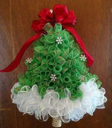 Mesh Tree Wreath, Deco Mesh Tree, Mesh Christmas Tree, Deco Mesh Crafts, Deco Mesh Wreaths Diy, Mesh Wreath Tutorial, Christmas Wreaths Diy Easy, Deco Mesh Christmas Wreaths, Mesh Wreath Diy