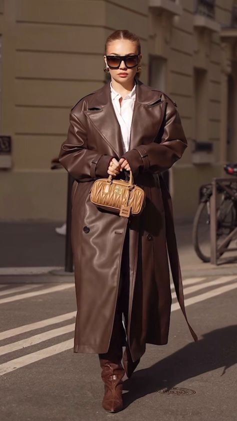 Leather Trench Outfit, Leather Coat Outfit, Trench Outfit, Fits Inspiration, Celine Fashion, Brown Leather Coat, Long Leather Coat, Leather Trench, Brown Outfit