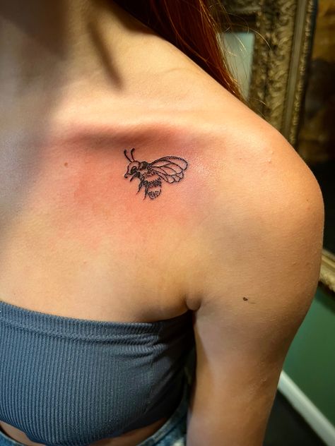 Flying Bee Tattoo Ideas, Side Bee Tattoo, Bee Collar Bone Tattoo, Tattoo Under Collarbone, Flying Bee Tattoo, Honey Bee Tattoo Simple, Line Bee Tattoo, Environment Tattoo, Under Collar Bone Tattoos