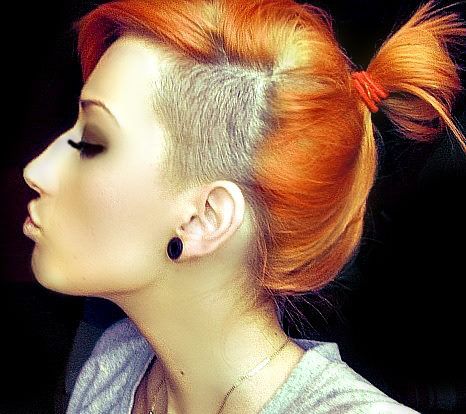 Sidecut dreamin'. Want something small like this to start so I can kinda cover it if I need to. Side Shave, Side Ponytail Hairstyles, Shaved Hairstyles, Half Shaved Hair, Shaved Side Hairstyles, Tumblr Hair, Girl Haircuts, Penteado Cabelo Curto, Undercut Hairstyles