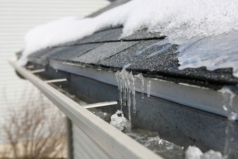 When winter comes, the changes in the weather can affect the entire home. The exterior of the roof is obviously a site where snow and ice can accumulate, and there are some steps to take to keep the roof clear and prevent damage to the home. Pyramid Roof, Diy Roofing, Ice Dams, Leaky Roof, Frozen Pipes, Gutter Guard, Bad Job, Rain Gutters, Cleaning Gutters