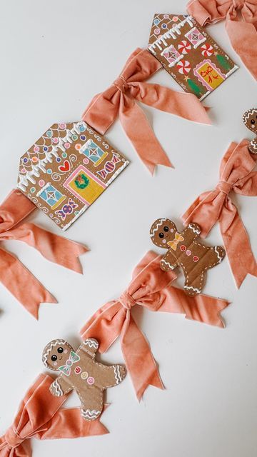 Cardboard Gingerbread House Garland, Diy Gingerbread Garland, Bow Garland Christmas, Gingerbread House Cardboard, Diy Gingerbread House Decorations, Gingerbread Tree Topper, Cardboard Gingerbread, Gingerbread Garland, Gingerbread House Decorating Party