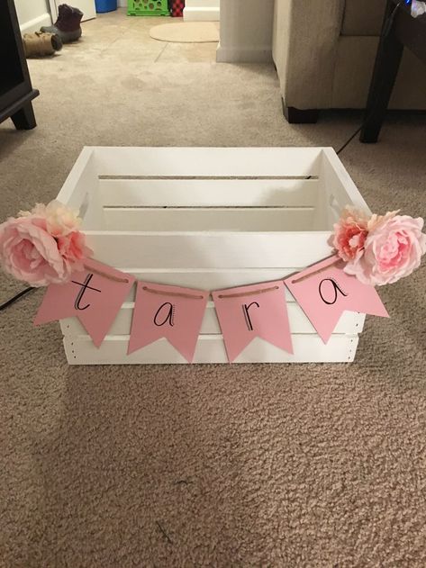 Crate for sorority little sister gifts Crate Basket Gifts, Big Lil Gifts, Little Gifts Sorority, Big Little Basket, Girl Gift Baskets, Gift Crates, Baby Shower Baskets, Little Sister Gifts, Big Little Gifts