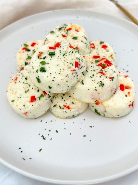 Copycat Starbucks Bell Pepper Egg-White Bites - The Modern Nonna Starbucks Egg White Bites Recipe, Egg White Bites Recipe, Starbucks Egg White Bites, Egg White Bites, Keto Eggs, The Modern Nonna, Modern Nonna, Sautéed Onions, Cottage Cheese Eggs