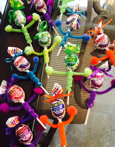 Fundraiser Ideas Cheerleading, Cheerleader Blow Pops, Blow Pop Cheerleader, Cheerleader Party Food, Crafts For Cheerleaders, Cheer Competition Snacks, Cheerleader Treats Ideas, Cheer Party Food, Cheerleader Snacks Team Mom