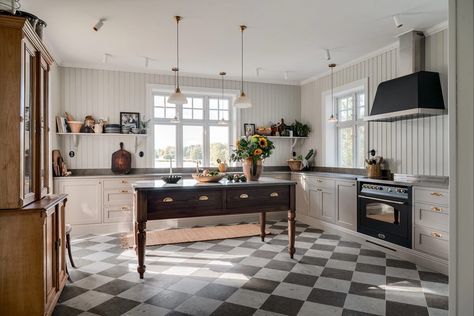 A Luxurious Archipelago Villa in Sweden 2 Stockholm Archipelago, Swedish House, Country Style Kitchen, Deco Boheme, Built In Bookcase, Scandinavian Home, Kitchen Sets, White Cabinets, Archipelago