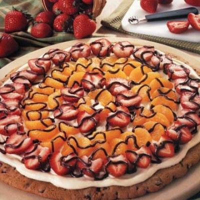 Fruit Topped Triple Chocolate Pizza Fruit Pizza Topping, Pizza Halloween, Fruit Pizza Bar, Fruit Pizza Sugar Cookie Recipe, Mini Snacks, Pizza Sugar Cookie, Pizza Vegana, Chocolate Pizza, Mini Hamburgers