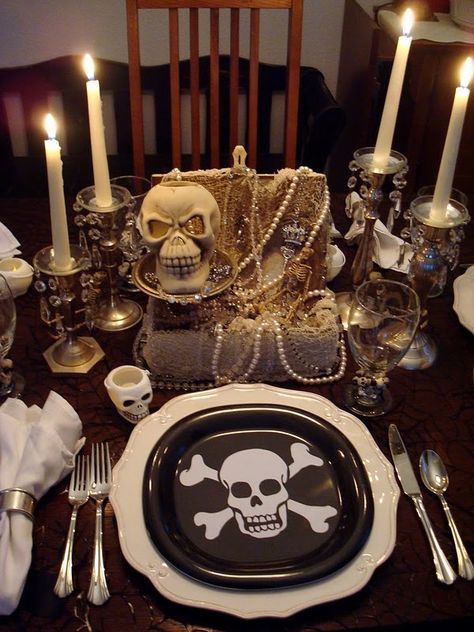 Chloe's Celebrations ~ Ten Great Kid's Party Ideas Goonies Party, Pirate Halloween Party, Caribbean Party, Halloween Table Settings, Pirate Wedding, Pirate Decor, Adult Party Themes, Halloween Tablescape, Pirate Theme Party