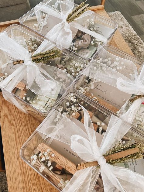 Bridal Party Gift Box Ideas, Brides Maids Gift Box Ideas, Bridesmaid Box With Ribbon, Non Bridesmaid Proposal, Acrylic Bridesmaid Boxes, Bridesmaid Box Inspiration, Gift Box Wedding Ideas, Bridesmaids Necklaces Gift, Bachelorette Party Ideas Going Out