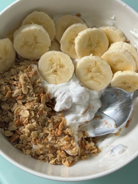 Healthy Yogurt Breakfast, Healthy Granola, Recovery Food, Yummy Alcoholic Drinks, Healthy Food Inspiration, Granola Healthy, Healthy Food Dishes, Healthy Lifestyle Food, Healthy Food Motivation