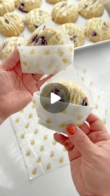 Erika Aguilar on Instagram: "Here’s another look on packaging your cookies with parchment paper 🙌🏼 I think I like this one better ☺️

Happy Baking✨

#lemoncookies #cookiepackaging #packaging #packagingvideo #cookiesofinstagram #igcookies #ebook #comingsoon #savethedate" Cookie Paper Packaging, Wrapping Cookies In Parchment Paper, How To Wrap Cookies In Parchment Paper, Biscuits Packaging Ideas, Cake Wrapping Ideas Packaging, Cookie Packaging Diy, Cookie Gift Packaging Diy, Paper Cookie Packaging, Baked Goods Packaging Ideas