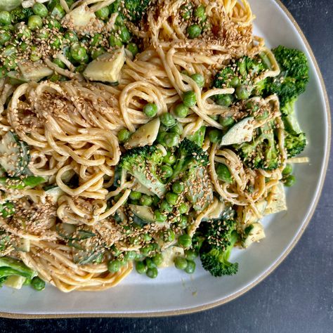 Broccoli Sesame, Sesame Noodle Salad, Sesame Noodle, Sesame Salad, Cold Salad Recipes, Lo Mein Noodles, Sesame Noodles, Sesame Dressing, Gluten Free Noodles