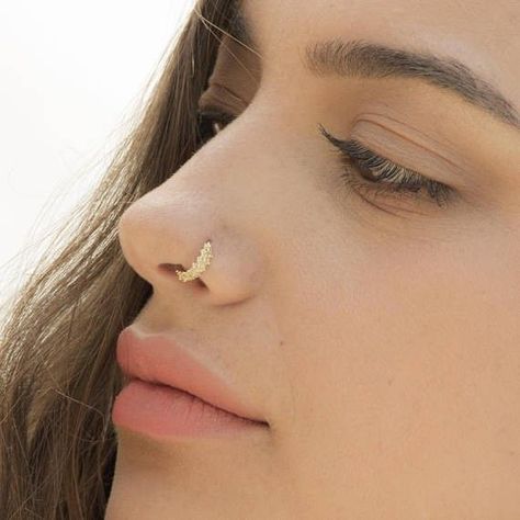 Bohemian Nose Ring, Nostril Stud, Farewell Saree, Ring Nose Piercing, Piercing Nostril, Nose Ring Gold, Unique Nose Rings, Nose Ring Jewelry, Gold Nose Ring