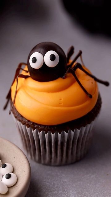 Devils Food Cake Mix, Spider Cupcakes Halloween, Sugar Cookie Icing Recipe, Deco Cupcake, Spider Cupcakes, Halloween Pumpkin Crafts, Orange Food, Cookie Icing Recipe, Candy Eyes