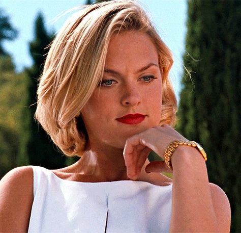 Spilt salt : milfsource: ELAINE HENDRIX as MEREDITH BLAKE in... Meredith Blake, The Parent Trap, Parent Trap, Dramatic Classic, Hair Inspiration Short, Blonde Bobs, Hendrix, Mean Girls, Gossip Girl