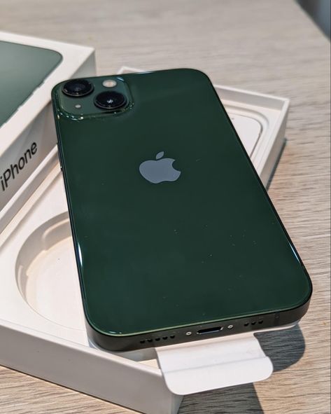 Iphone 13 Green Aesthetic, Iphone 13 Colors, Iphone 12 Green, Iphone 13 Green, Apple Laptop Macbook, Glasses Frames Trendy, Iphone Macbook, Tech Aesthetic, Iphone Colors