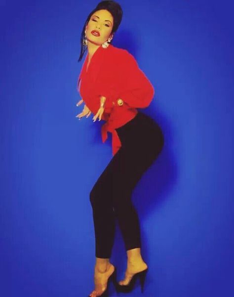 Selena Selena Quintanilla Outfits, Selena Quintanilla Fashion, Selena Pictures, Selena Q, Outfits Retro, Selena Quintanilla Perez, Selena Quintanilla, Afro Punk, Red Outfit