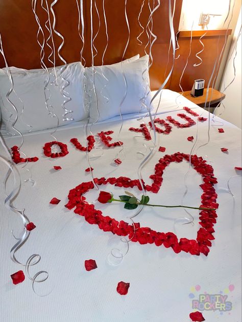 Love You written with rose petals, heart with flower in middle Rose Petal Bedroom Surprise, Rose Petal Decoration Ideas For Birthday, Flowers On Bed Romantic, Rose Decorations Bedroom, Rose Petals Room Decoration, Rose Petals Bed, Rose Petal Room Decor, Rose Petals On Bed With Candles, Rose Pedals Ideas