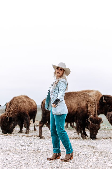 Cowboy Family Pictures, Tejana Outfits, Western Rodeo Outfits, Cowboy Family, Western Boho Outfits, Rodeo Outfit, Western Photoshoot, Cowgirl Look, Insta Photos