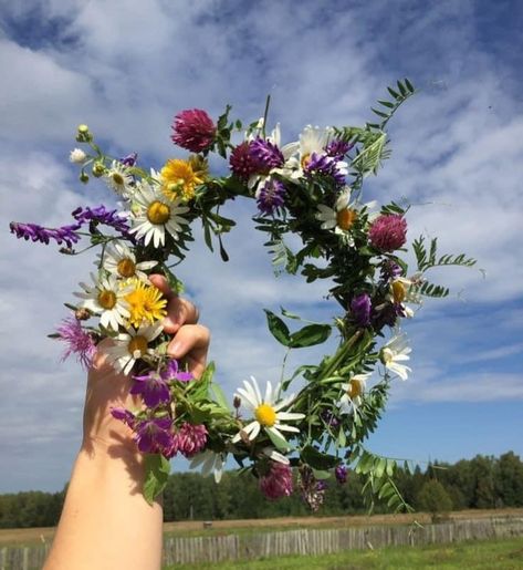 May Day Aesthetic, Midsummer Crown, Flower Crown Aesthetic, Daisy Crown, Crown Aesthetic, Diy Flower Crown, Bouquet Arrangements, Flower Therapy, Summer Solstice