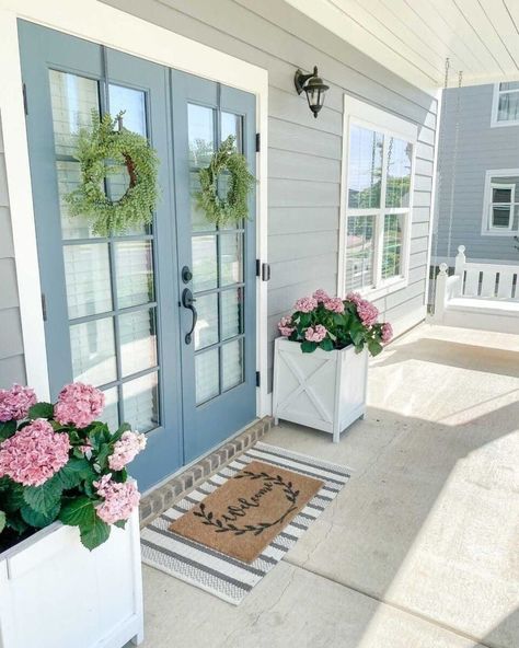 Blue Front Door, Spring Porch Decor, Porch Ceiling, Farmhouse Porch, Casa Exterior, Front Porch Decorating, Porch Design, Door Color, Back Porch