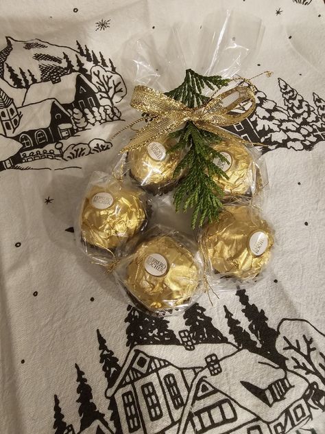 Ferrero Rocher Christmas wreath Ferrero Gift Ideas, Christmas Market Ideas, Ferrero Rocher Christmas, Candy Wreath, Edible Favors, Xmas 2024, Market Stall, Christmas Things, Ferrero Rocher