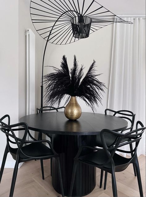 Black Pampas, Pampas Arrangement, Black Living Room Decor, Vase Gold, Gold Vase, Bedroom Minimalist, Decor Event, Ideal Shape, Black Living Room