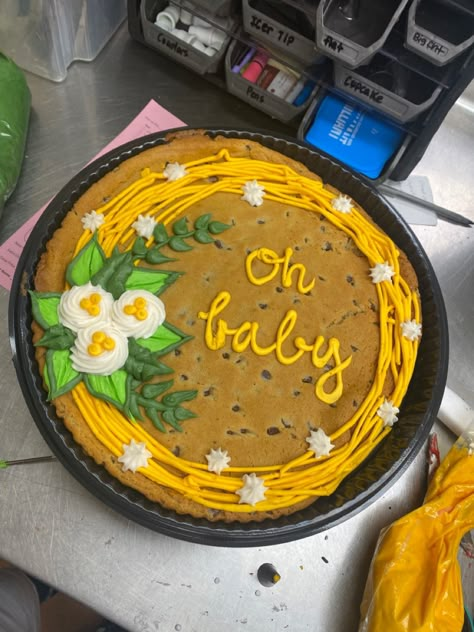 Decorating Cookie Cakes, Cookie Cake Decoration Ideas, Message Cookie Designs, Message Cookies Ideas, Flower Cookie Cake, Simple Cookie Cake Designs, Cute Cookie Cake Designs, Cookie Cake Decorating Ideas, Mini Cookie Cake