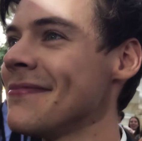 ؘ on Twitter: "look how his eyes shine✨… " Harry Styles Pictures, Harry Styles Photos, Family Show, Mr Style, Treat People With Kindness, Angel Face, Feel Safe, Harry Edward Styles, Edward Styles